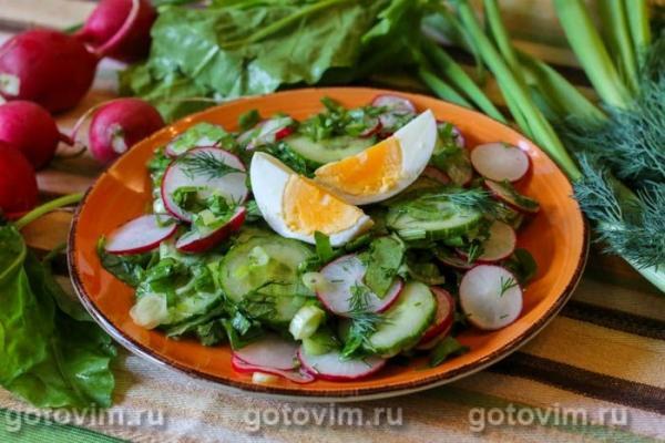 Салат из щавеля с огурцом, яйцом, редисом и горчичной заправкой
