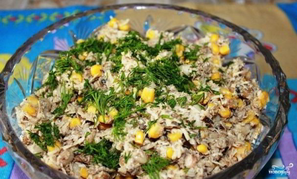 Салат из шпротов с сухариками, кукурузой, фасолью и сыром. Рецепт.