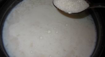 Рисовая молочная каша с изюмом