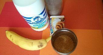 Молочный напиток с какао и бананом.