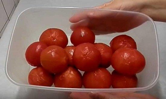 Как приготовить вкусные малосольные помидоры с чесноком и укропом