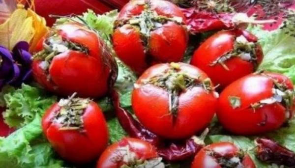Как приготовить вкусные малосольные помидоры с чесноком и укропом