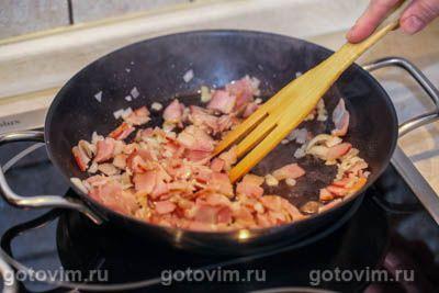 Макароны в томатном соусе со строчками и беконом