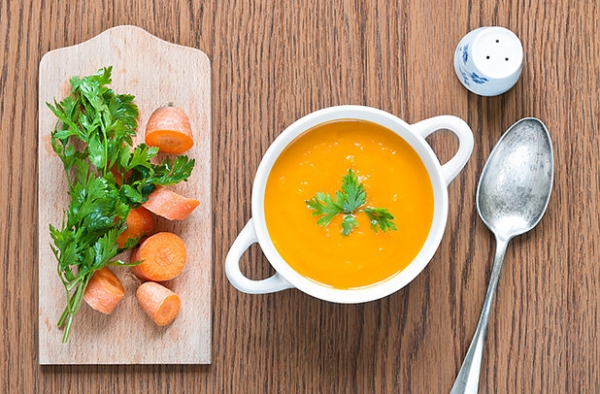 Нежный крем-суп из моркови с орехами пекан в карамели