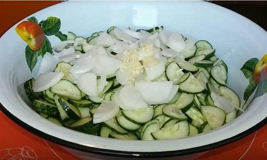 Самые вкусные салаты из огурцов на зиму — 7 рецептов приготовления