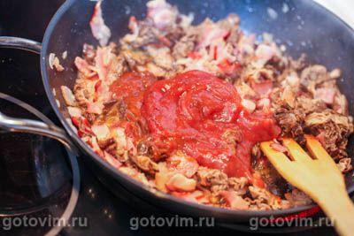 Макароны в томатном соусе со строчками и беконом