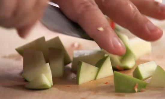 Острая аджика с яблоками на зиму — рецепты приготовления из помидор и перца с варкой