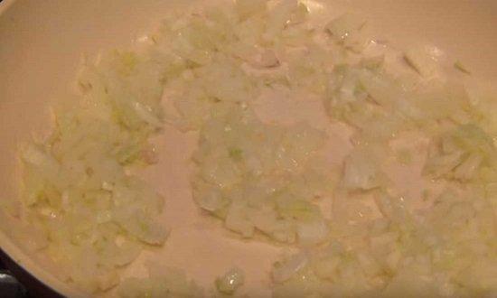 Кабачки фаршированные овощами, запечённые в духовке под сыром