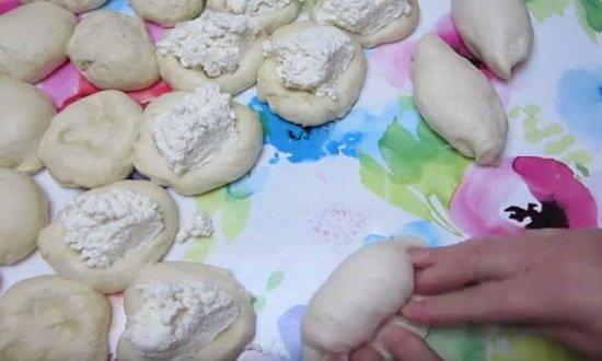 Вкусные пирожки с творогом из дрожжевого теста в духовке — простые рецепты выпечки