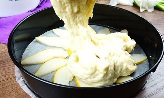 Пышная шарлотка с яблоками и грушами приготовленная в духовке — 4 простых рецепта