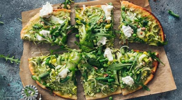 Пицца Три сыра с зеленым салатом, пошаговый рецепт с фото