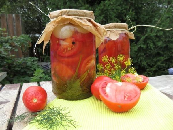 Нарезанные маринованные помидоры  с луком