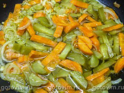 Гусиные желудки с морковью и маринованными огурцами на сковороде