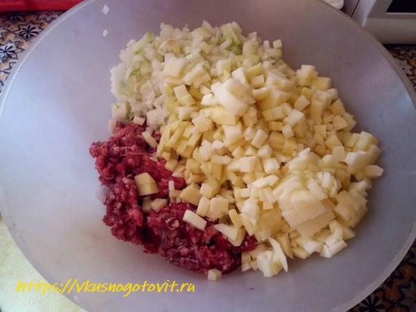 Как приготовить манты в мультиварке на пару из говяжьего фарша с картошкой и луком