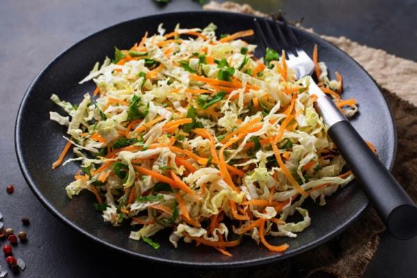 Простой рецепт салата из пекинской капусты с острой морковью
