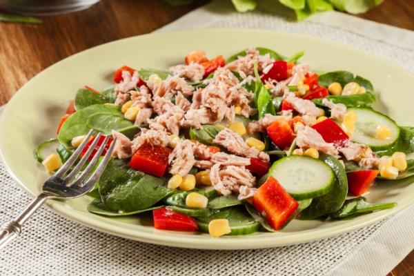 Простой рецепт салата с тунцом, кукурузой и чесноком