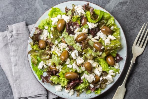 Простой рецепт салата с оливками, фетой и медовой заправкой