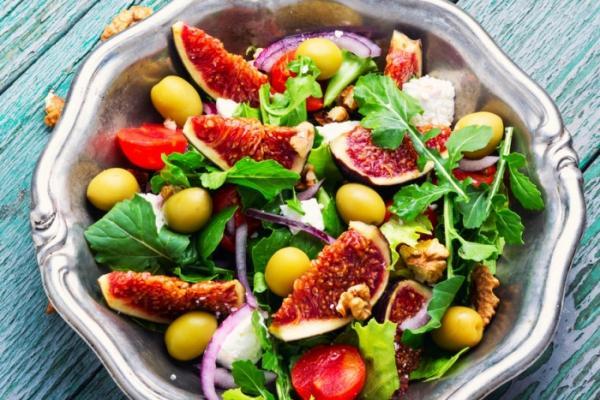 Оригинальный рецепт салата с инжиром, оливками и козьим сыром