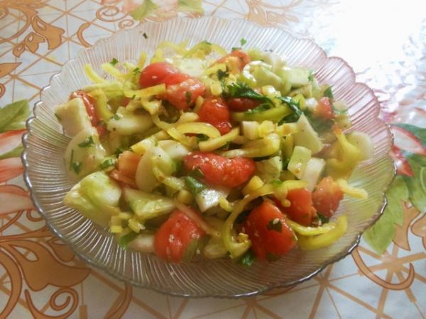 Овощной салат с кунжутом и соевым соусом