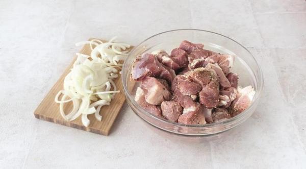 Классический свиной шашлык с луком, пошаговый рецепт с фото