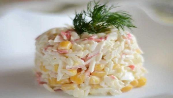 Салаты с крабовыми палочками и рисом — приготовление по классическим рецептам