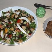 Салат с овощами и морским коктейлем