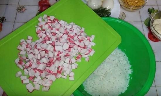 Салаты с крабовыми палочками и рисом — приготовление по классическим рецептам