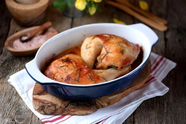 Простой рецепт куриных окорочков с розмарином и чесноком