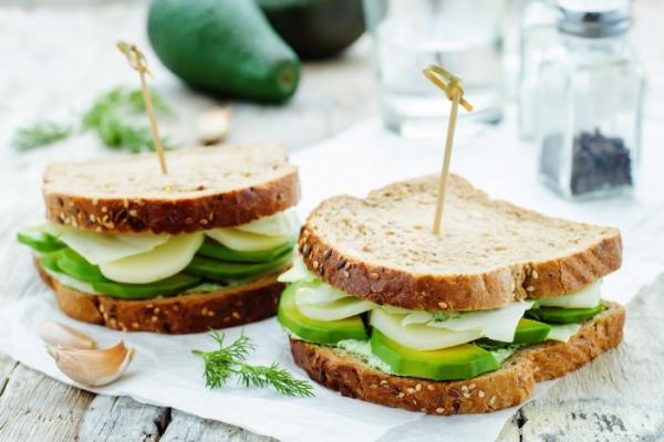Простой рецепт сэндвичей с сыром и авокадо