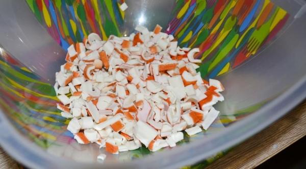 Новогодняя закуска из крабовых палочек и кальмаров на чипсах, пошаговый рецепт с фото