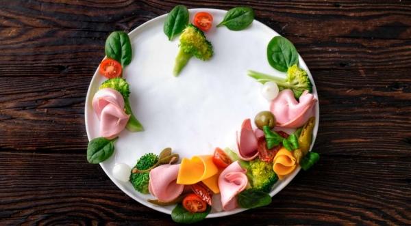 Праздничный венок с вареной колбасой и маринованными овощами, пошаговый рецепт с фото