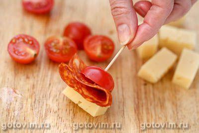 Закуска на шпажках из сыра с колбасой и помидорами черри