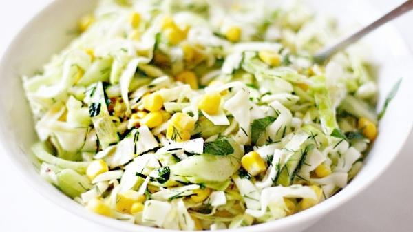 Витаминный салат из молодой капусты, огурцов и кукурузы