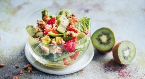 Салат из клубники, киви и авокадо с медовой заправкой, пошаговый рецепт с фото