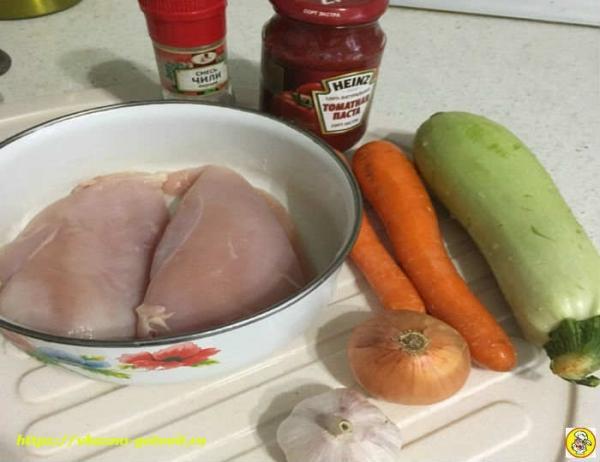 Тушёная курица с овощами на сковороде без масла, рецепт с томатной пастой