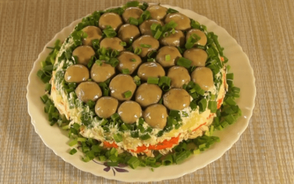 Слоеный салат грибная поляна с шампиньонами и курицей