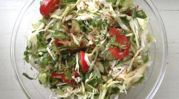 Весенний салат с пикантной заправкой, пошаговый рецепт с фото