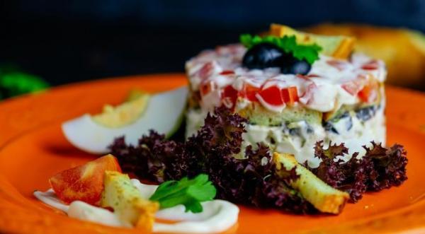 Слоеный салат с сыром, помидорами и домашними сухариками, пошаговый рецепт с фото