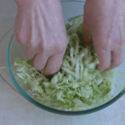 Самый простой салат из капусты с яйцом