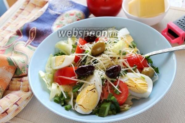 Зелёный салат с яйцом и сыром с оливками