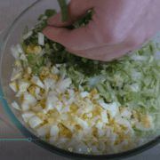 Самый простой салат из капусты с яйцом