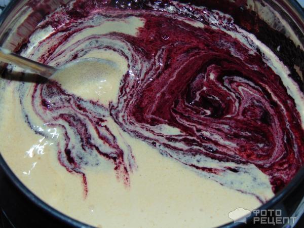 Рецепт: Домашний торт - из коржей для "Наполеона",с ягодным курдом и кремом "Пломбир"