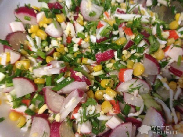 Рецепт: Легкий салат с крабовыми палочками - С редисом и зеленью.