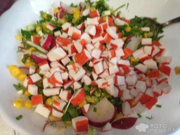 Рецепт: Легкий салат с крабовыми палочками - С редисом и зеленью.