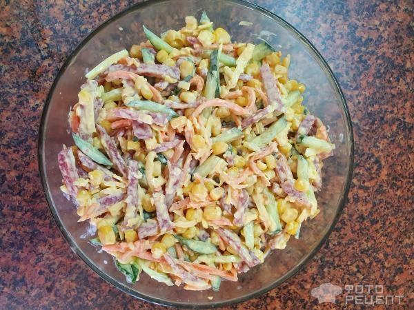 Рецепт: Салат с колбасой, сыром и огурцами - ооочень быстро и ооочень вкусно!
