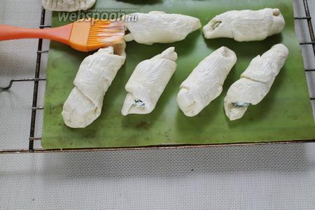 Рогалики из слоёного теста с творожным сыром и петрушкой 