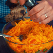 Салат из редиса, моркови и огурца с кукурузой
