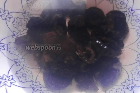 Салат «Тёмный лорд» с курицей и грибами 