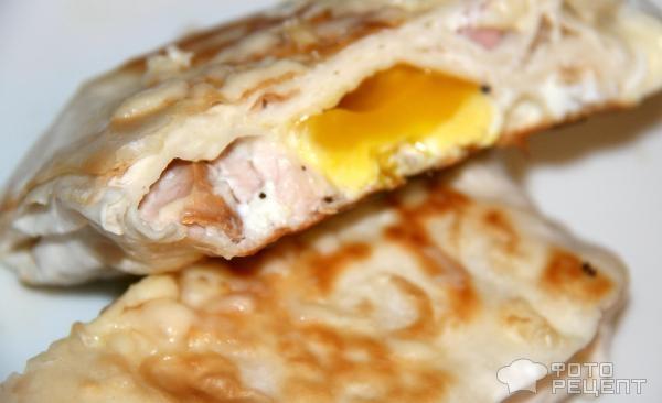 Рецепт: Быстрый завтрак из лаваша с сыром - с яйцом и колбасой