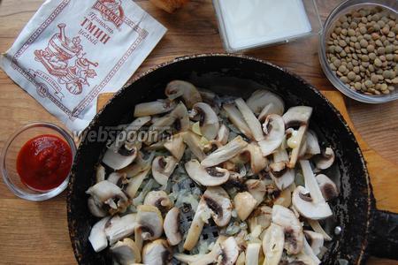 Томатно-сливочный суп с грибами и зелёной чечевицей 